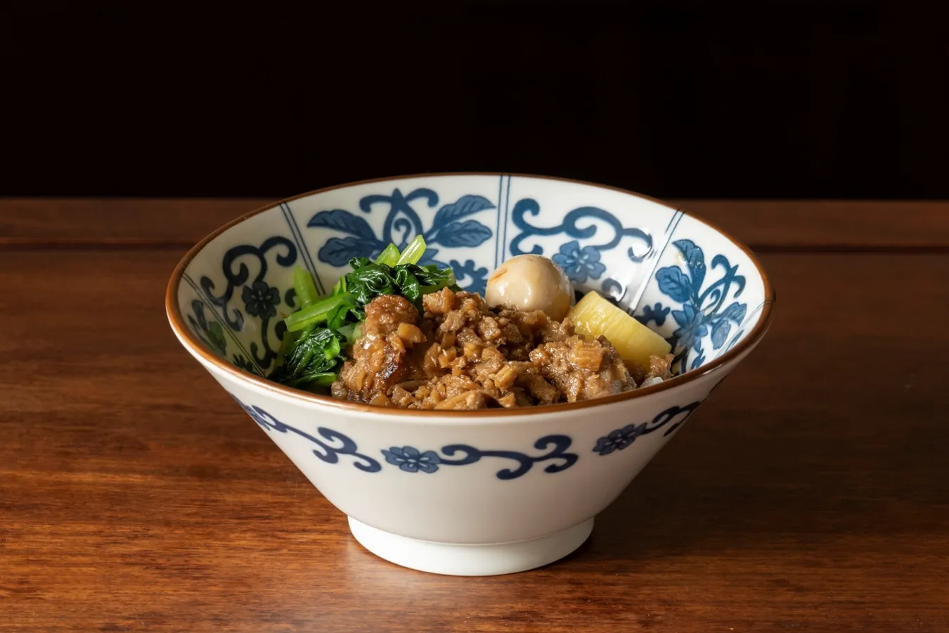 ▲甘辛い豚肉と八角などのスパイスの風味が効いた「ルーロー飯」。「渋谷 日日包（ニチニチパオ）」では人気No.1の商品