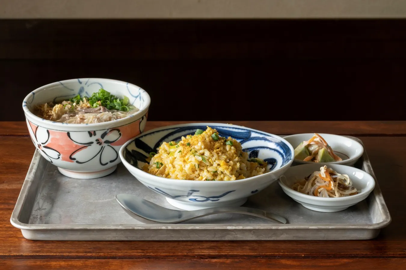 ▲「カラスミ炒飯と麺線のセット」（1,320円）。セットには数種類の小鉢の中から2種類を選べる