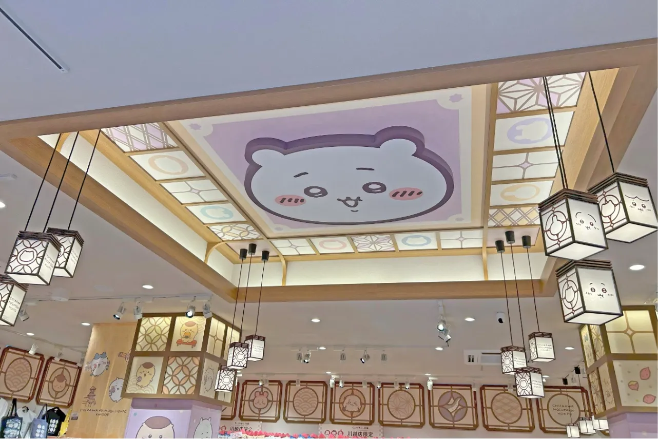 ▲天井を見上げると特大のちいかわのアートが！