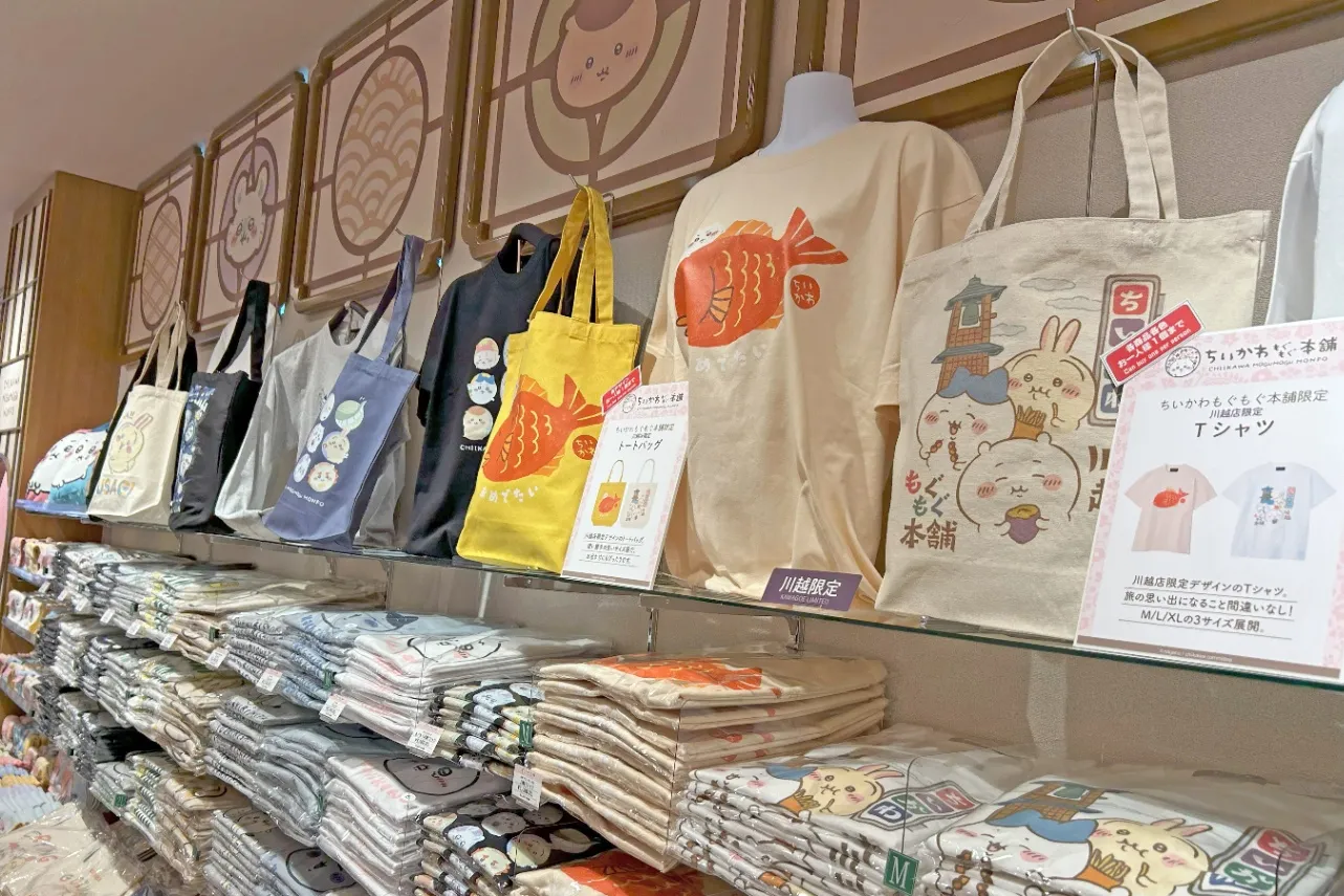 ▲アパレルグッズもズラリ