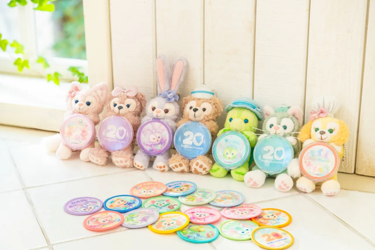 ▲「ぬいぐるみチャーム」（各2,500円）、「ワッペン」（全20種、各500円）（c）Disney