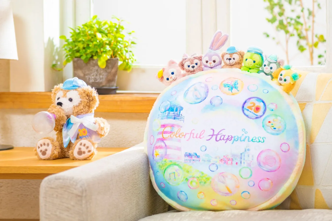 ▲「ぬいぐるみ」（5,300円）、「クッション」（10,000円）（c）Disney