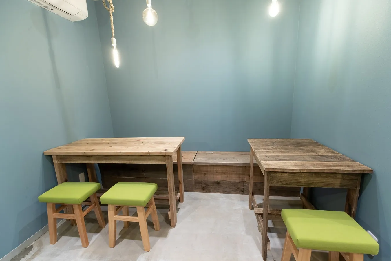 ▲店内のテーブルや椅子などは、もともと建築現場等で廃棄予定だったものを加工して再利用している