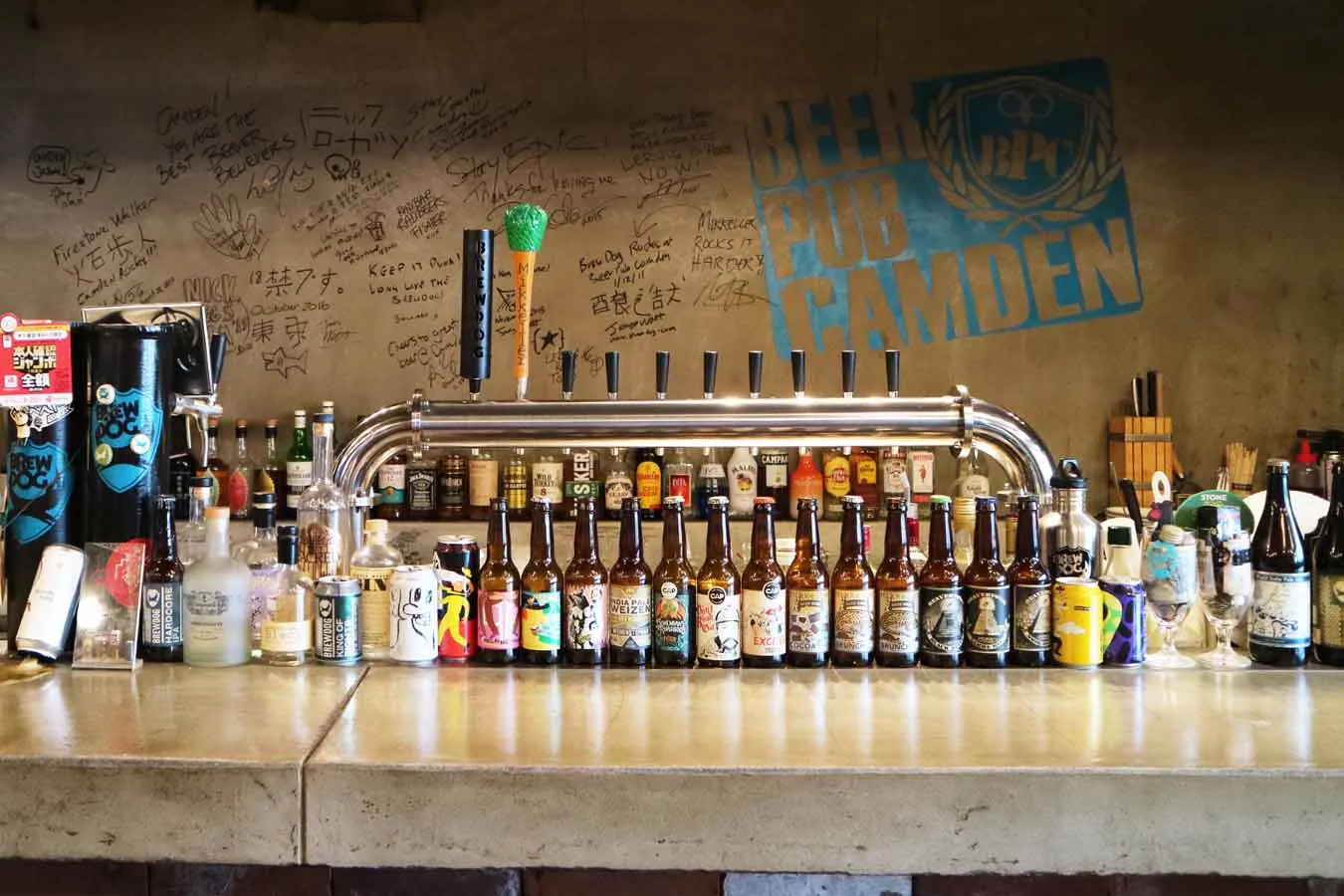 ▲キッチン奥の壁には国内外の醸造家たちのサインが書かれている