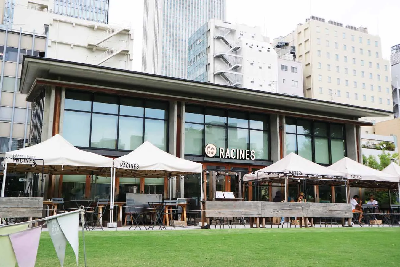 ▲「RACINES FARM TO PARK」外観。人気のテラス席は満席になっていることも