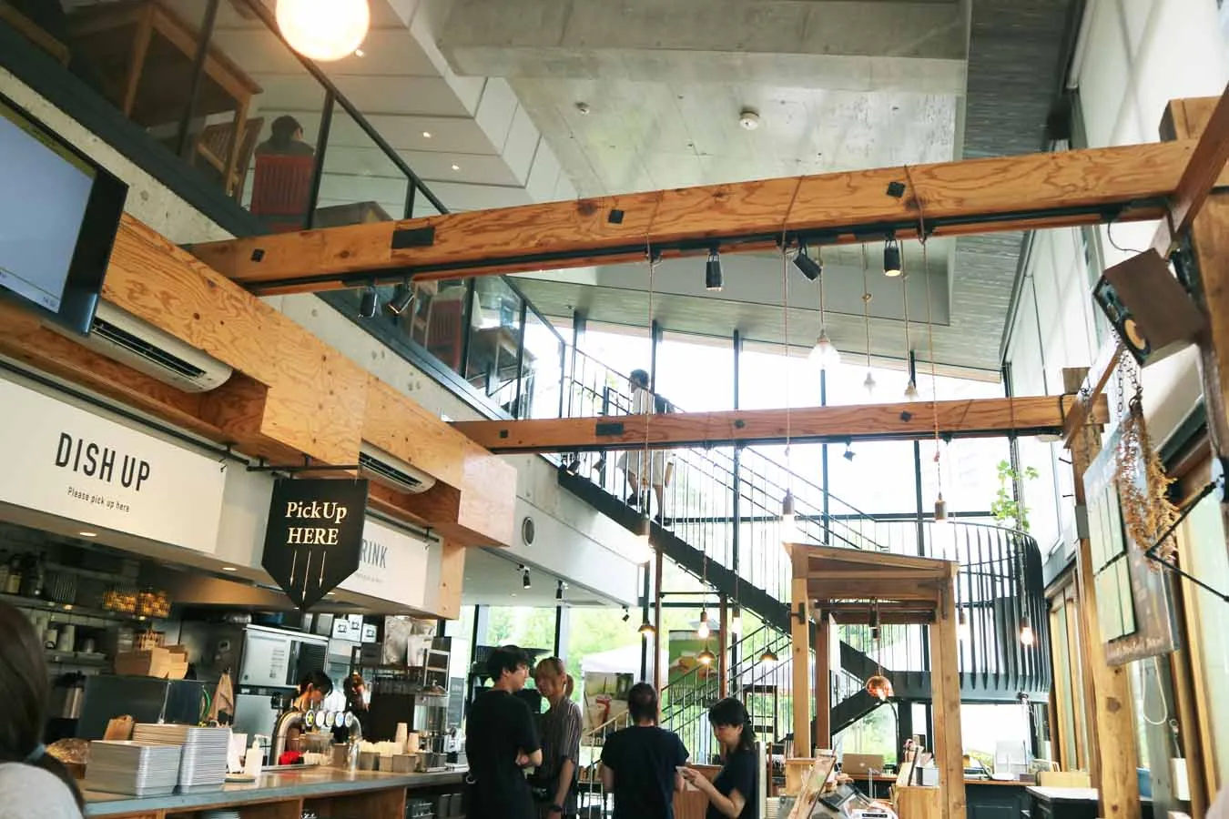 ▲2階建ての店内は木目調のやさしい雰囲気