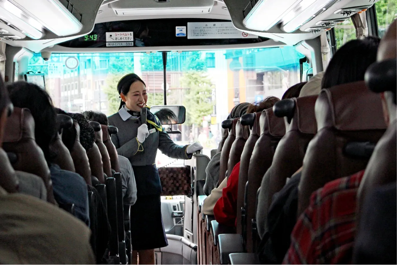 はとバス看板ガイドの仕事現場に密着！その“おもてなし”の真髄とは？