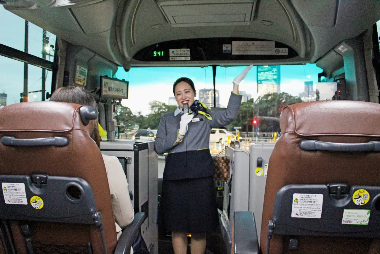 はとバス看板ガイドの仕事現場に密着！その“おもてなし”の真髄とは？