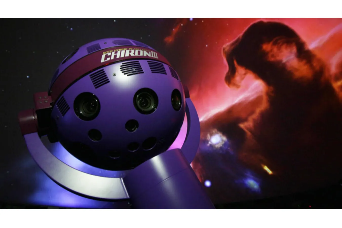 ▲最新のプラネタリウム投映機「ケイロンIII・ハイブリッド」