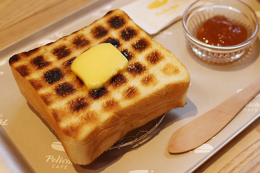 並んでも食べたい、あの極上食パンを使った「炭焼きトースト」！浅草の老舗ベーカリー「ペリカン」のカフェへ