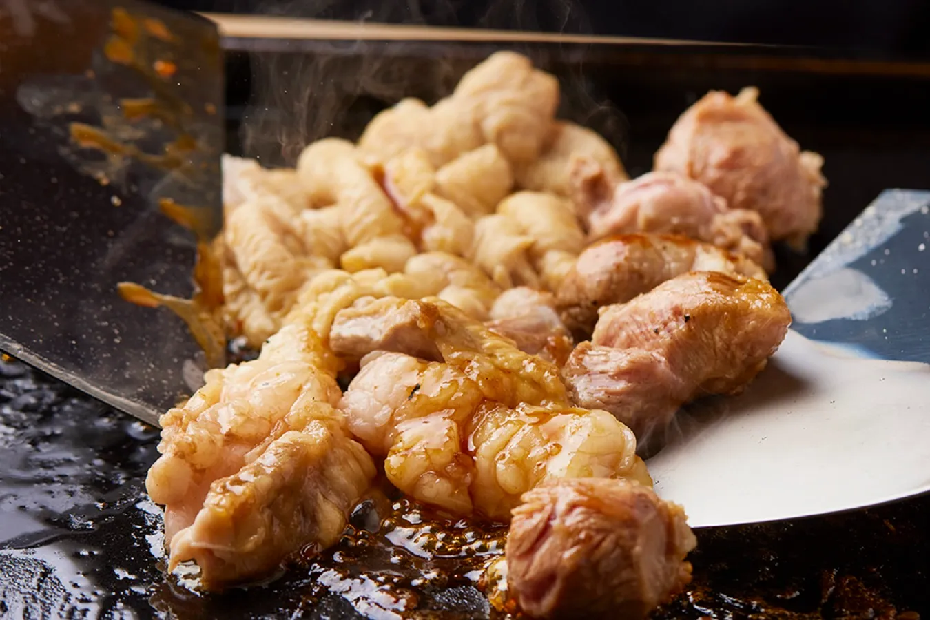 ▲「焼きとん」と「焼き鳥」はあっさりした「塩ダレ」、コクのある「醤油ダレ」、こってり味の「味噌ダレ」の3種のソースから味付けを選べる