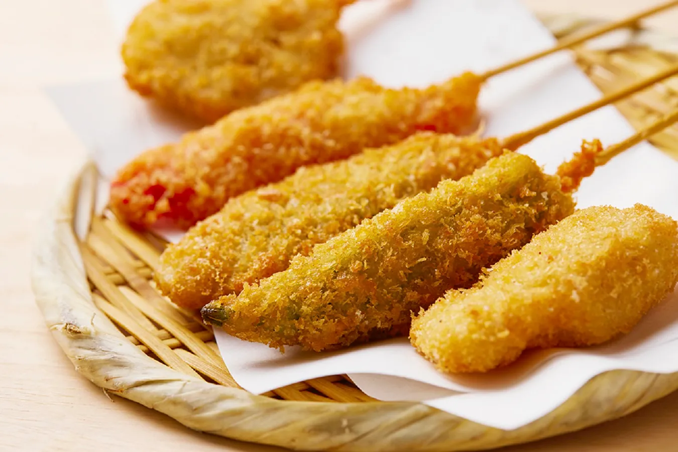 ▲「おまかせ5串盛り合わせ」（548円）をはじめ、串カツメニューも豊富。「レンコン」（108円）、「紅ショウガ」（130円）、「豚ロース」（141円）などをオーダーできる