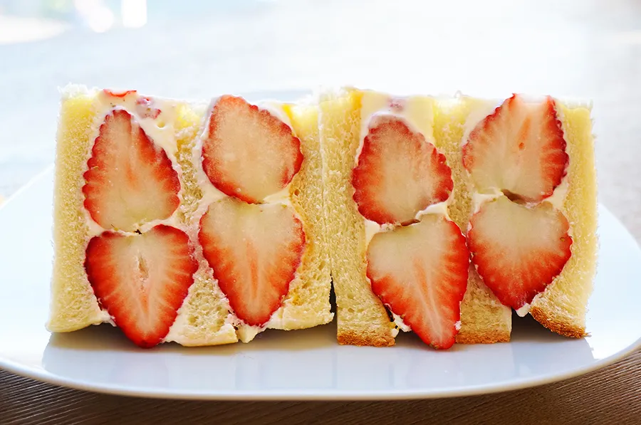 宝石みたいな苺「いばらキッス」のフルーツサンドが感動的・・！一度は行きたいこだわりカフェで休日を♪