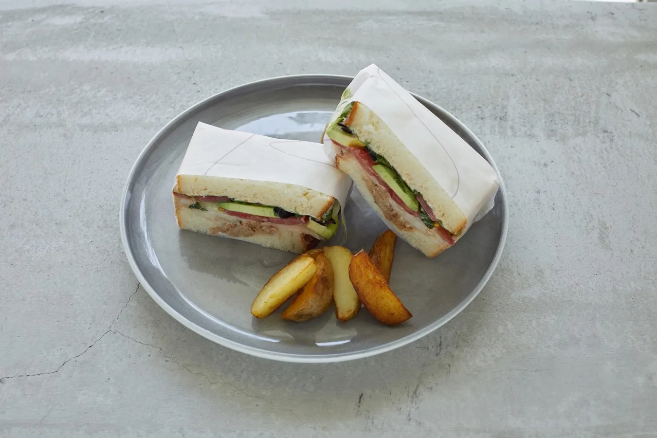 ▲「揚げごま豆腐とベーコン 野菜のオープンサンド」（980円／季節のスープ付き）