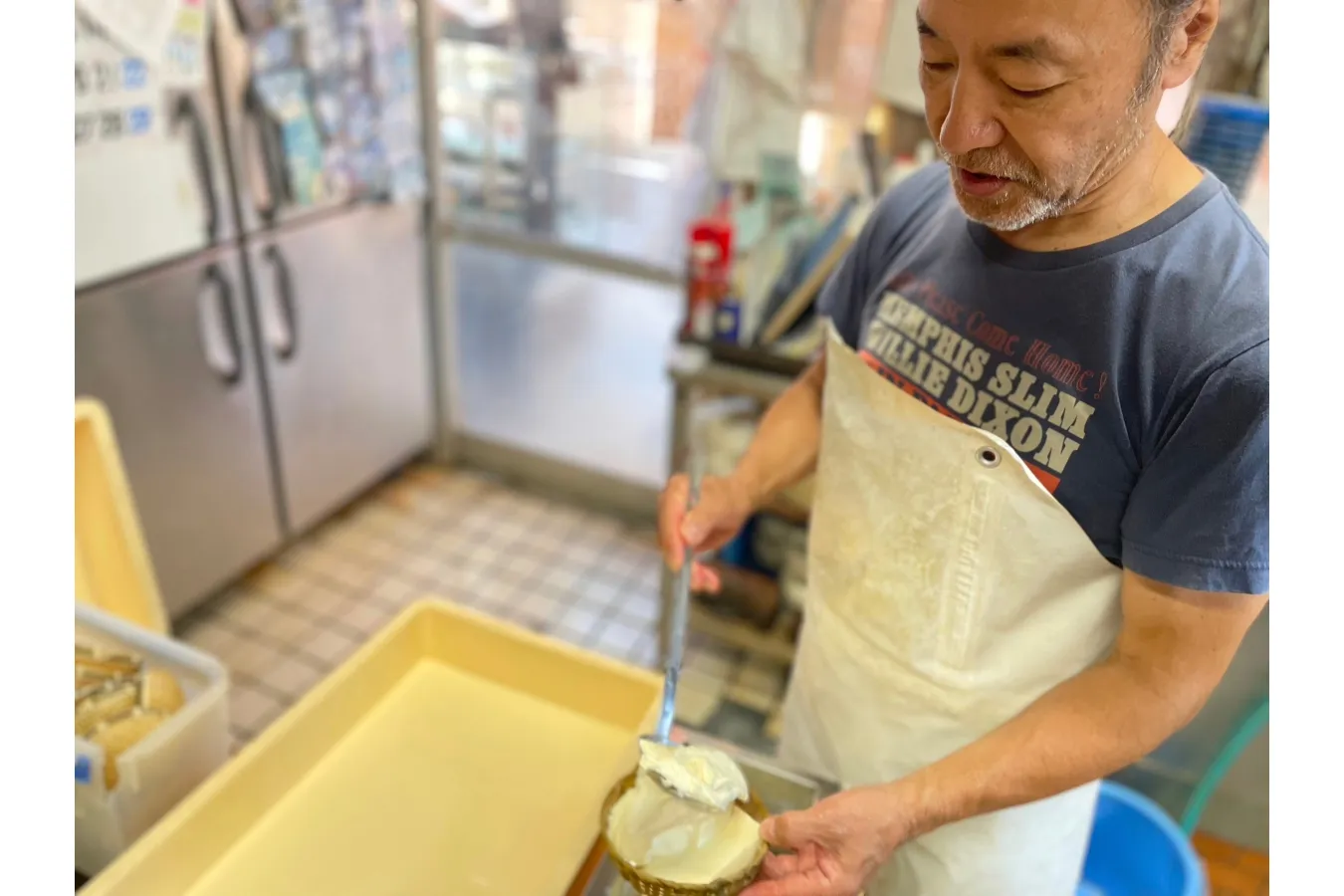 ▲やわらかな豆腐を何層にも重ねるように、お玉でざるへ盛り付けていく