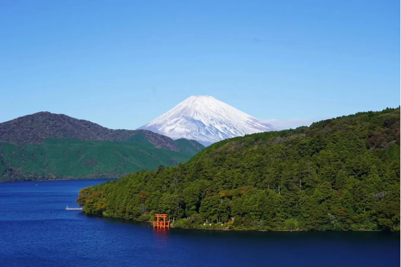 ▲芦ノ湖から望む「平和の鳥居」と富士山