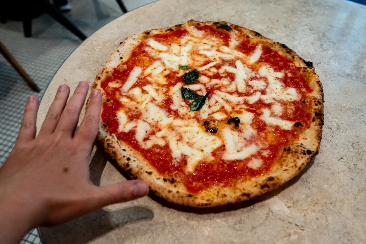 【恵比寿】巨大なピッツァに驚き！ナポリで150年以上愛される名店「ダ ミケーレ」_1928221