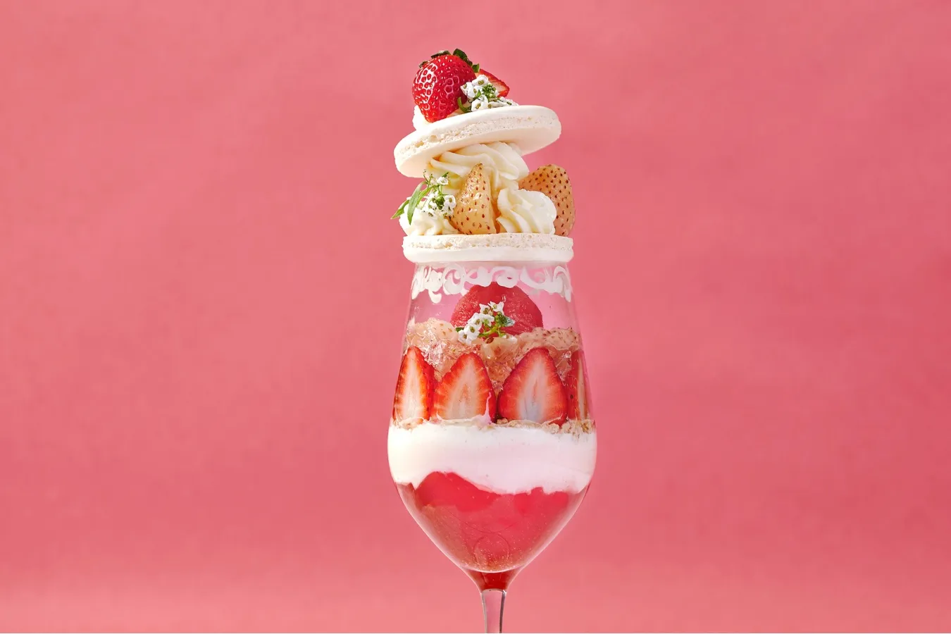 ▲「白いちごのマカロンパフェ」