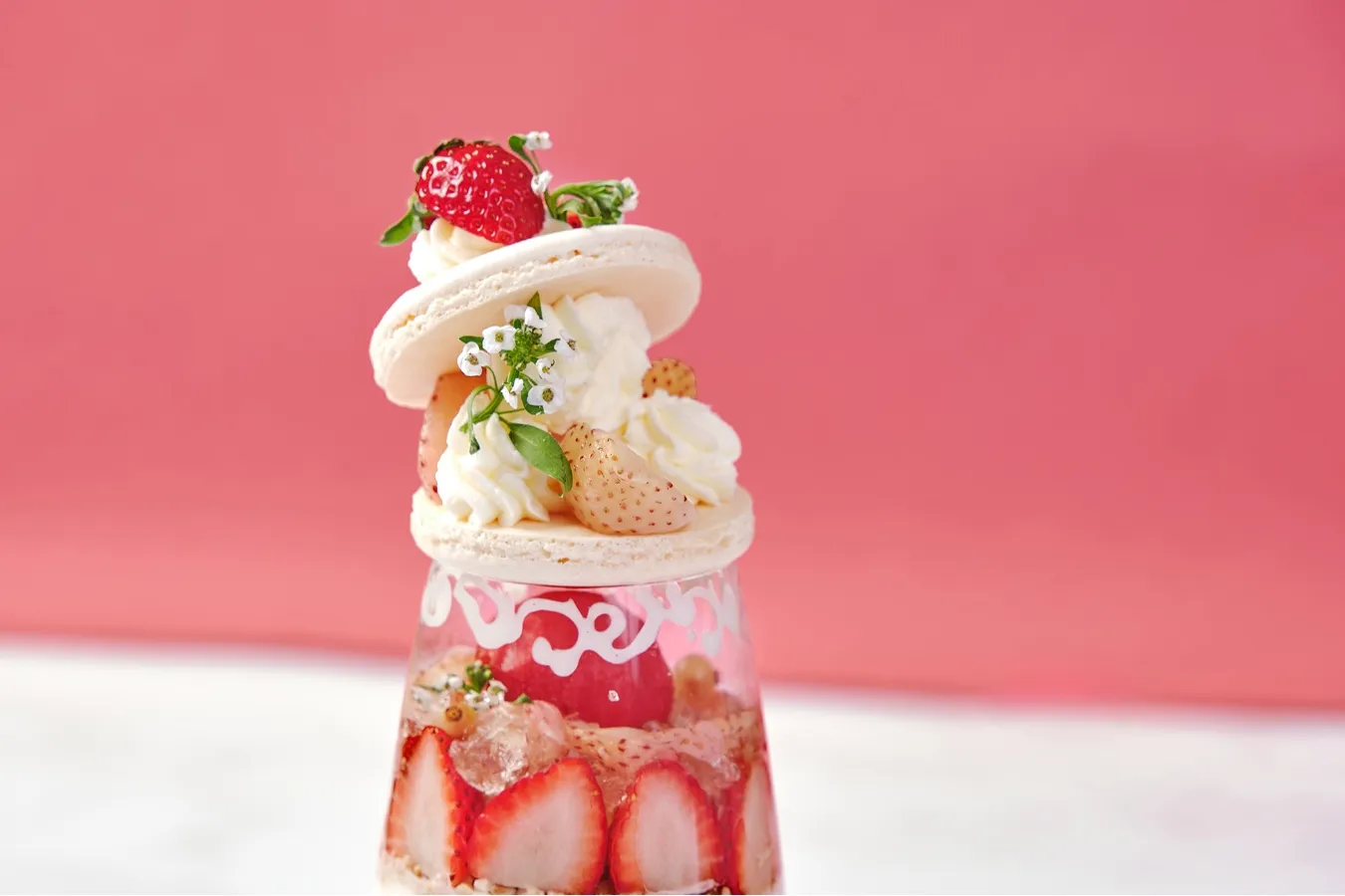 ▲「白いちごのマカロンパフェ」