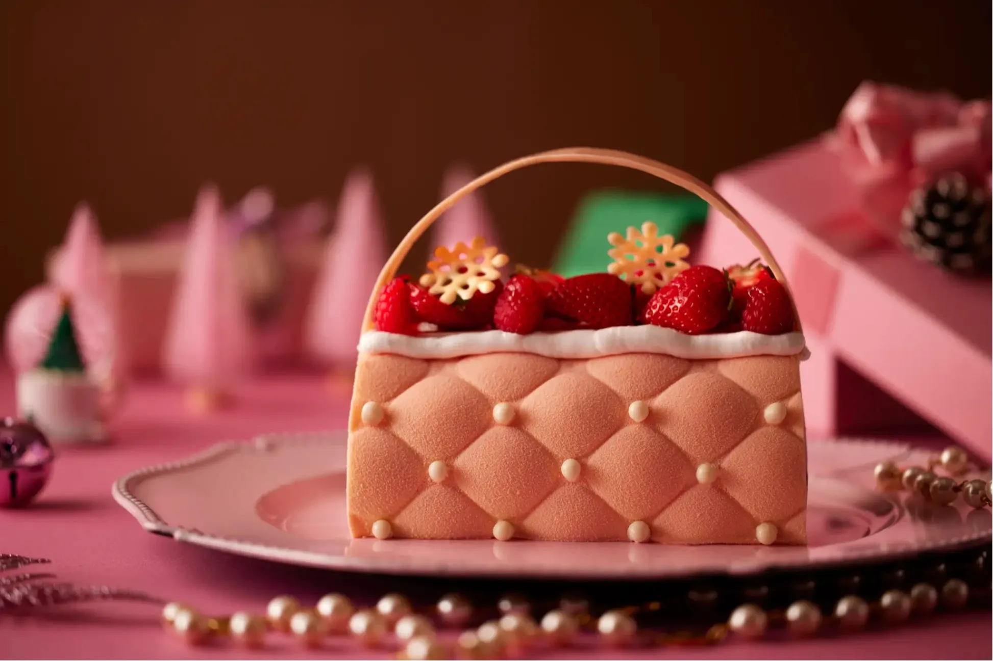 “ミニバッグ型”のケーキも！25年クリスマスケーキが「グランドニッコー東京ベイ 舞浜」に登場
