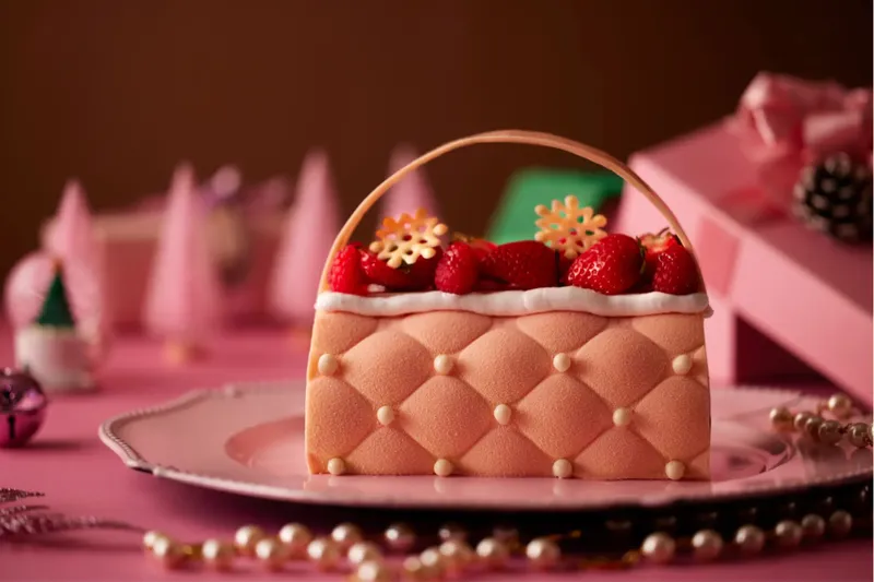 “ミニバッグ型”のケーキも！25年クリスマスケーキが「グランドニッコー東京ベイ 舞浜」に登場