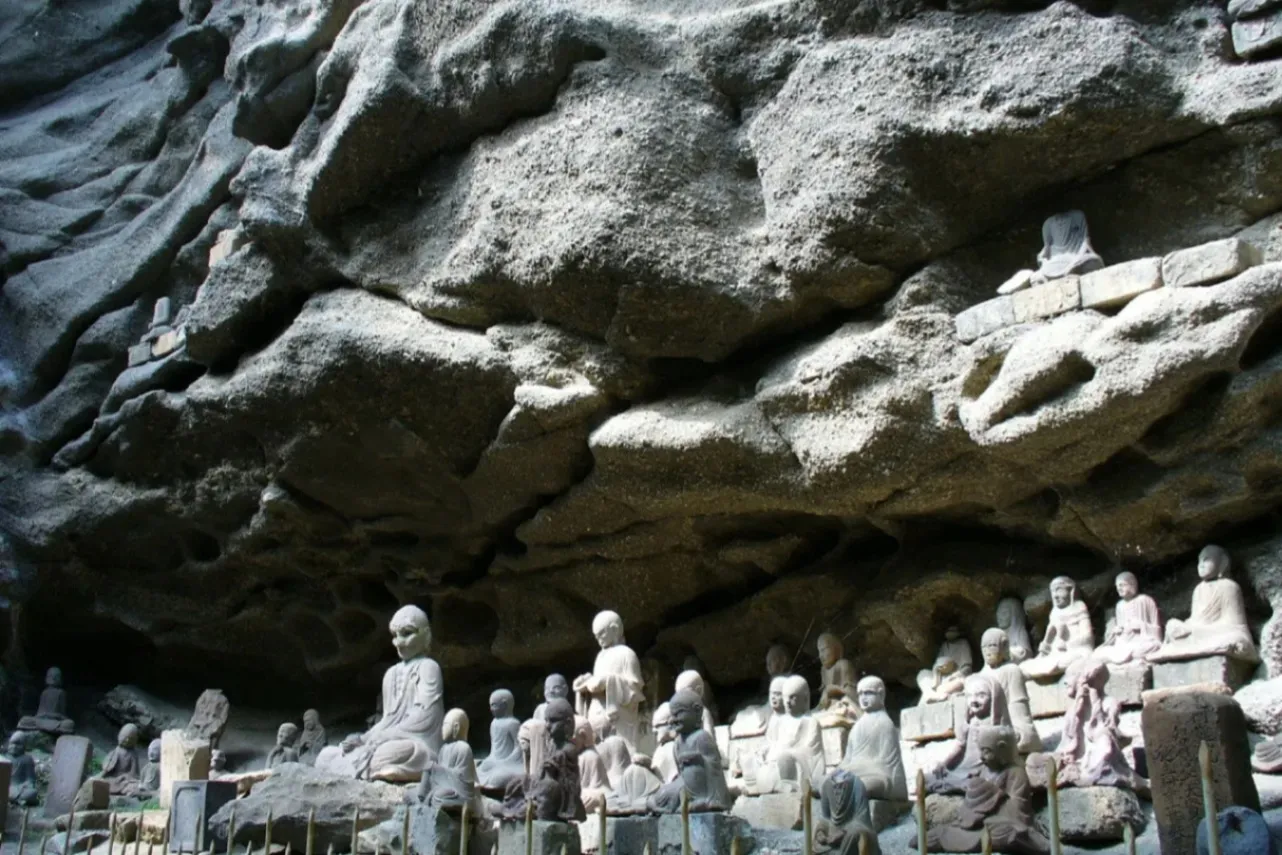 ▲千五百羅漢石像群（写真提供：鋸南町）