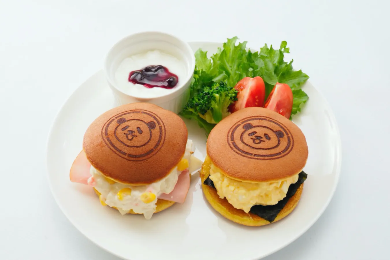 ▲「パンダどら焼きプレート」（1,320円）。ポテトサラダ、ハム、たまごなどをパンダの焼き印のどら焼きでサンド