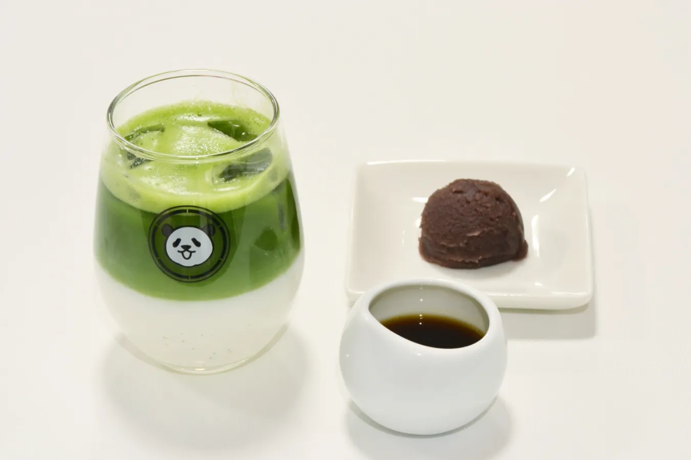 ▲「パンダあん抹茶オレ」（770円）。別添えのあんこ、蜜をお好みで入れて“味変”を楽しむのもおすすめ