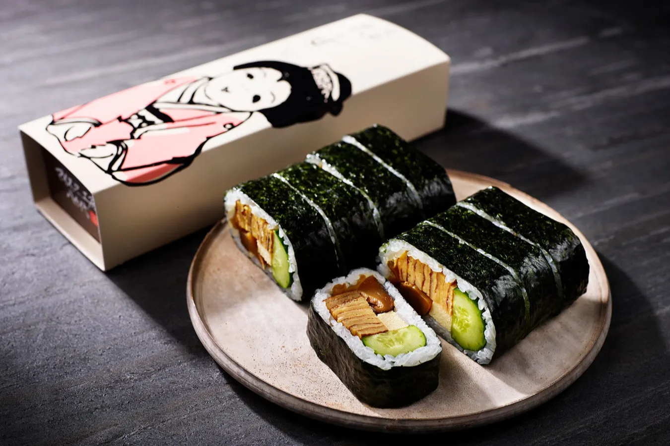 ▲「天船巻きずし」（1本1,200円）。完成品のパッケージには巻いたスタッフの名前シールが貼られており、根強いファンからは「〇〇さんが巻いた寿司がいい」と指名買いする人もいるほど