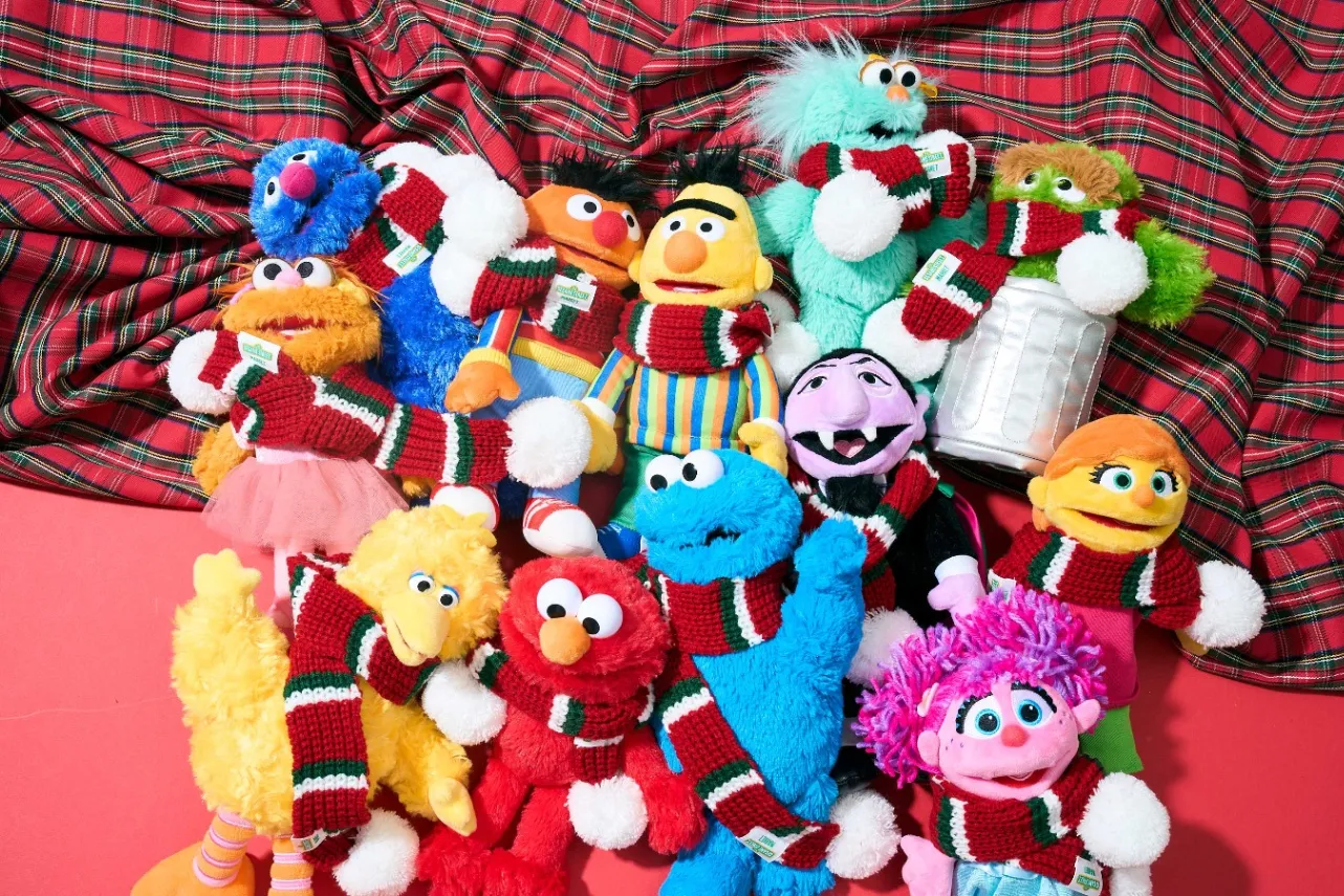 ▲「ぬいぐるみ用マフラー」※豊洲店限定TM and © 2024 Sesame Workshop