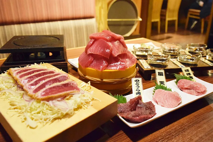 新宿・歌舞伎町で毎日マグロ解体ショー！？さばきたての生本マグロを部位別に食べ比べてきた！