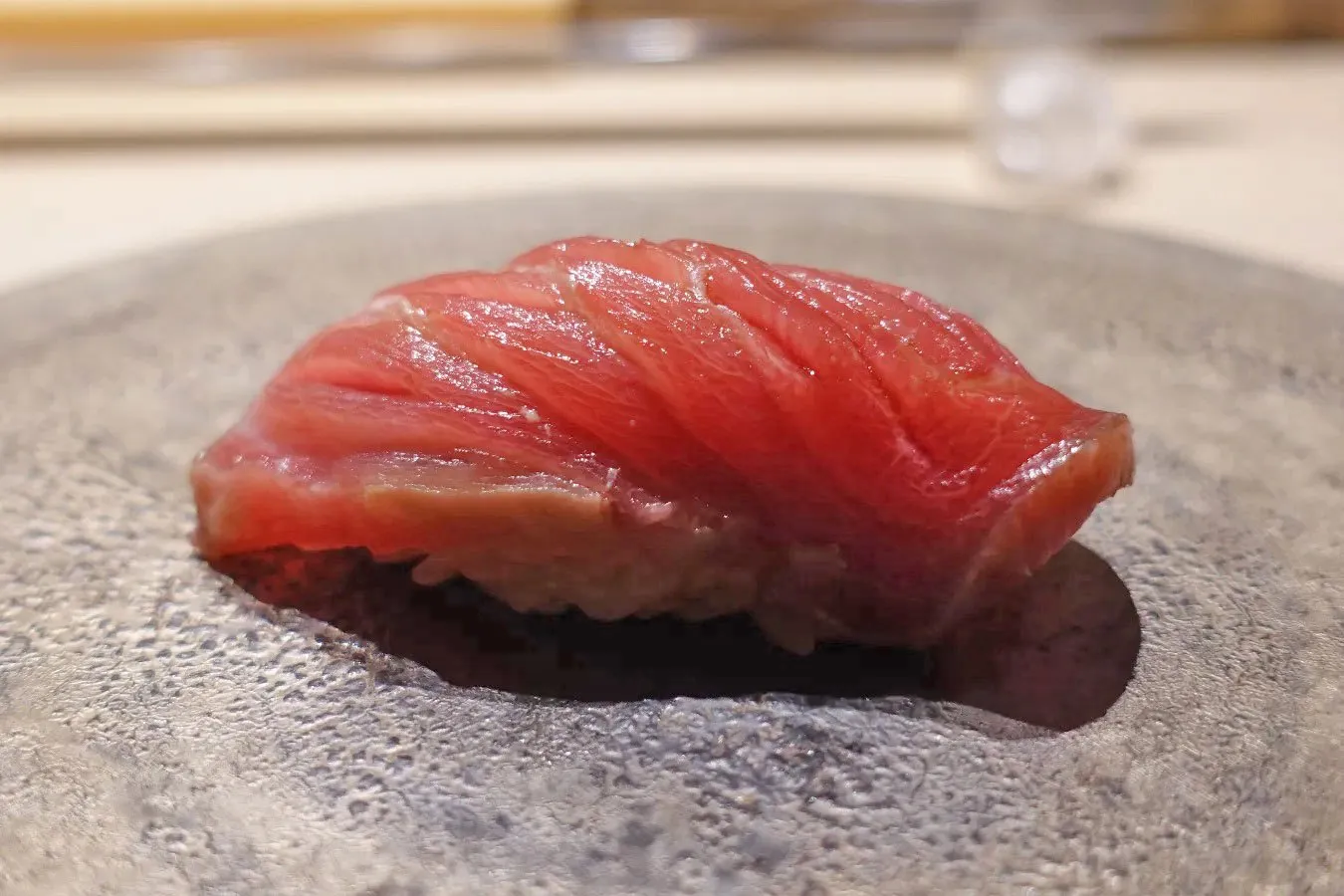 ▲握りのスペシャリテの一つ「マグロの頭肉の漬け燻製」