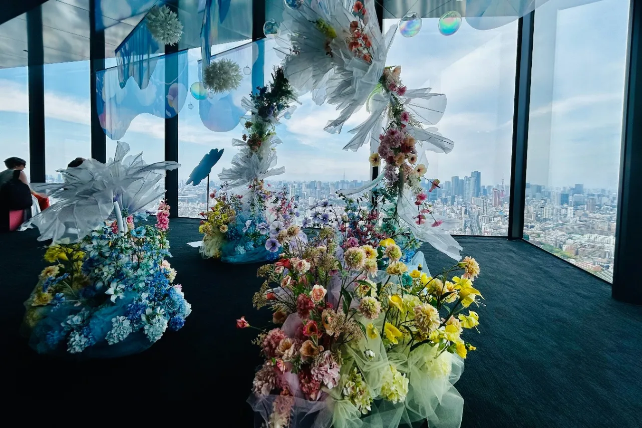 ▲カラフルなアートフラワーによる虹のアーチ