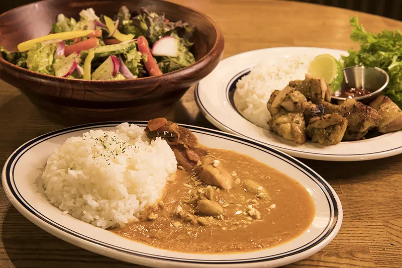 銀座で全品300円ランチだって！？自家製バターチキンカレーにローストビーフ、サラダ付きで1,000円以下とはおトクすぎ！