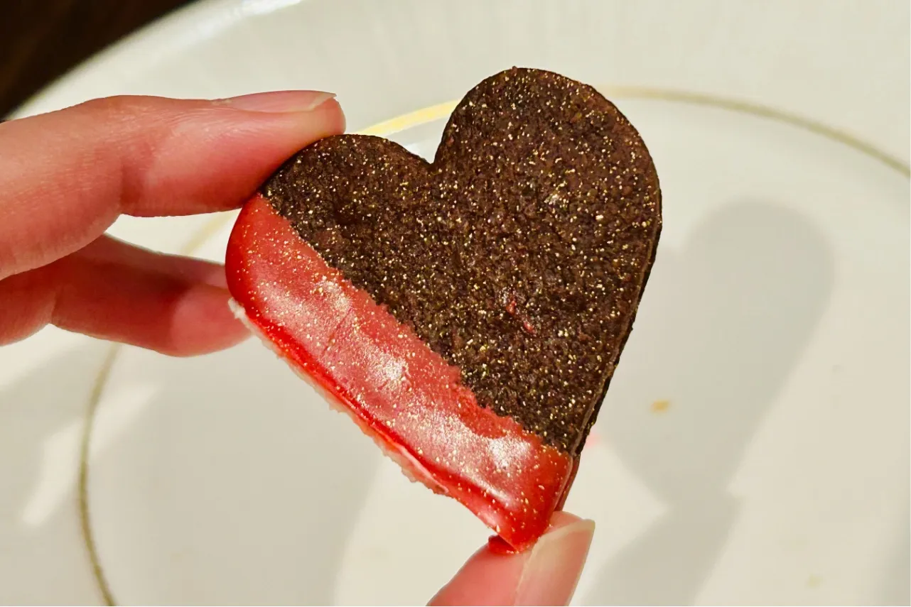 ▲サブレの表面には金箔があしらわれていて上品♪（撮影：レッツエンジョイ東京編集部）