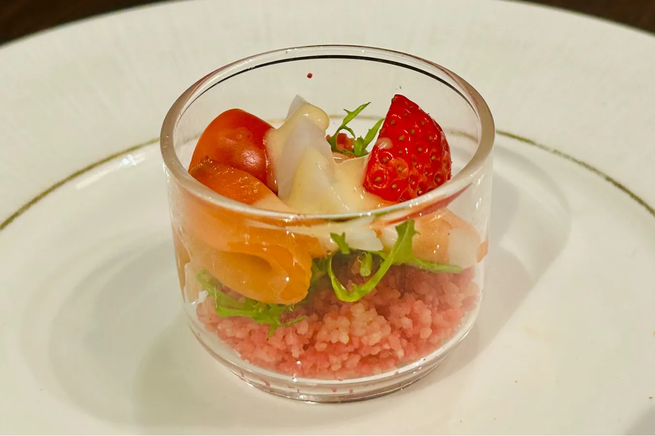 ▲「ビーツとクスクス いちごと魚介のマリネ」（撮影：レッツエンジョイ東京編集部）