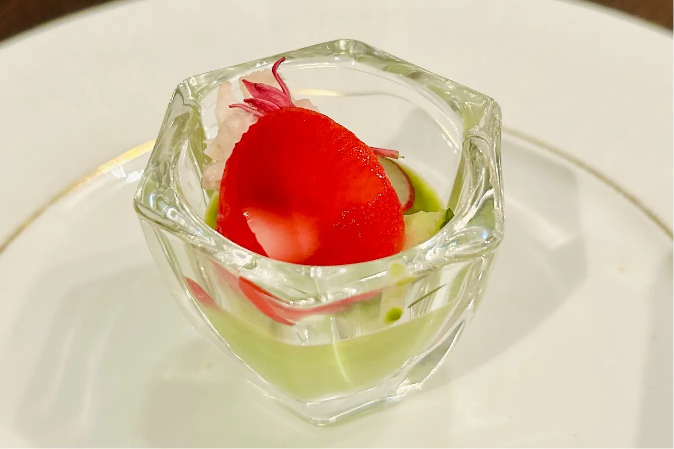 ▲「グリーンピースのブランマンジェ 信玄鶏のサラダ仕立て」（撮影：レッツエンジョイ東京編集部）