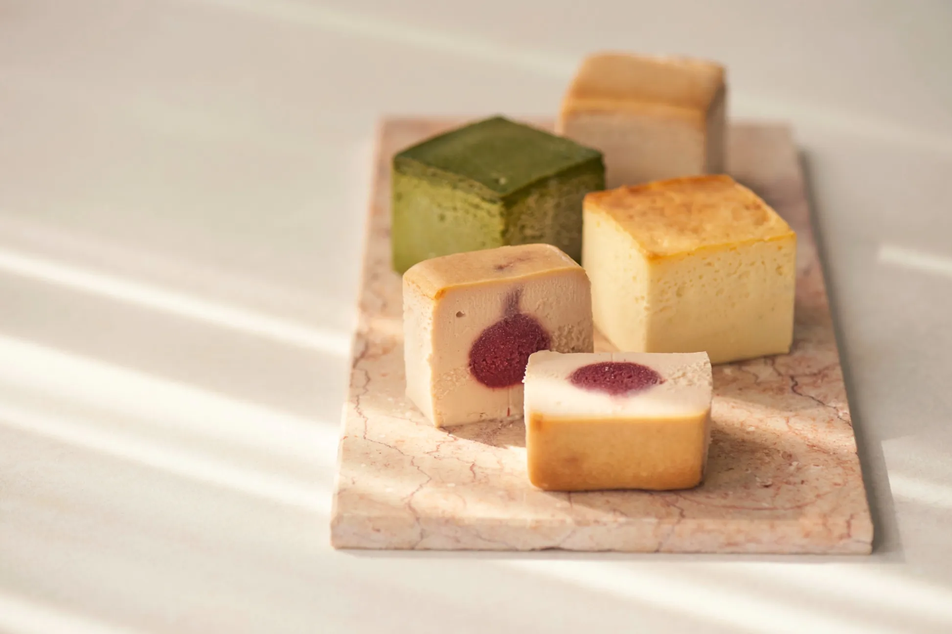 「ミスターチーズケーキ」母の日限定“バラ×イチゴ”のチーズケーキ、麻布台ヒルズに登場