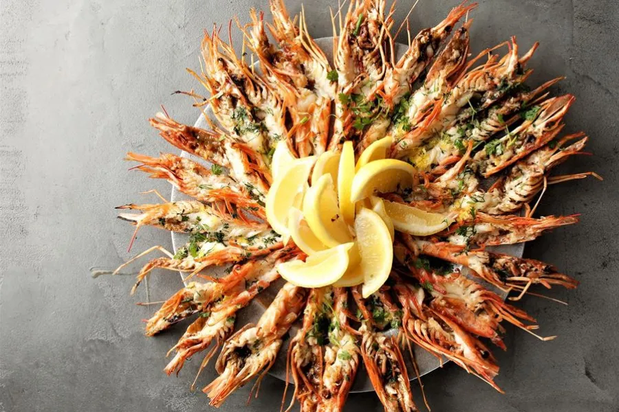 食べる手が止まらない！一番人気の「海老のグリル」が名物の、スペインバルが超楽しい