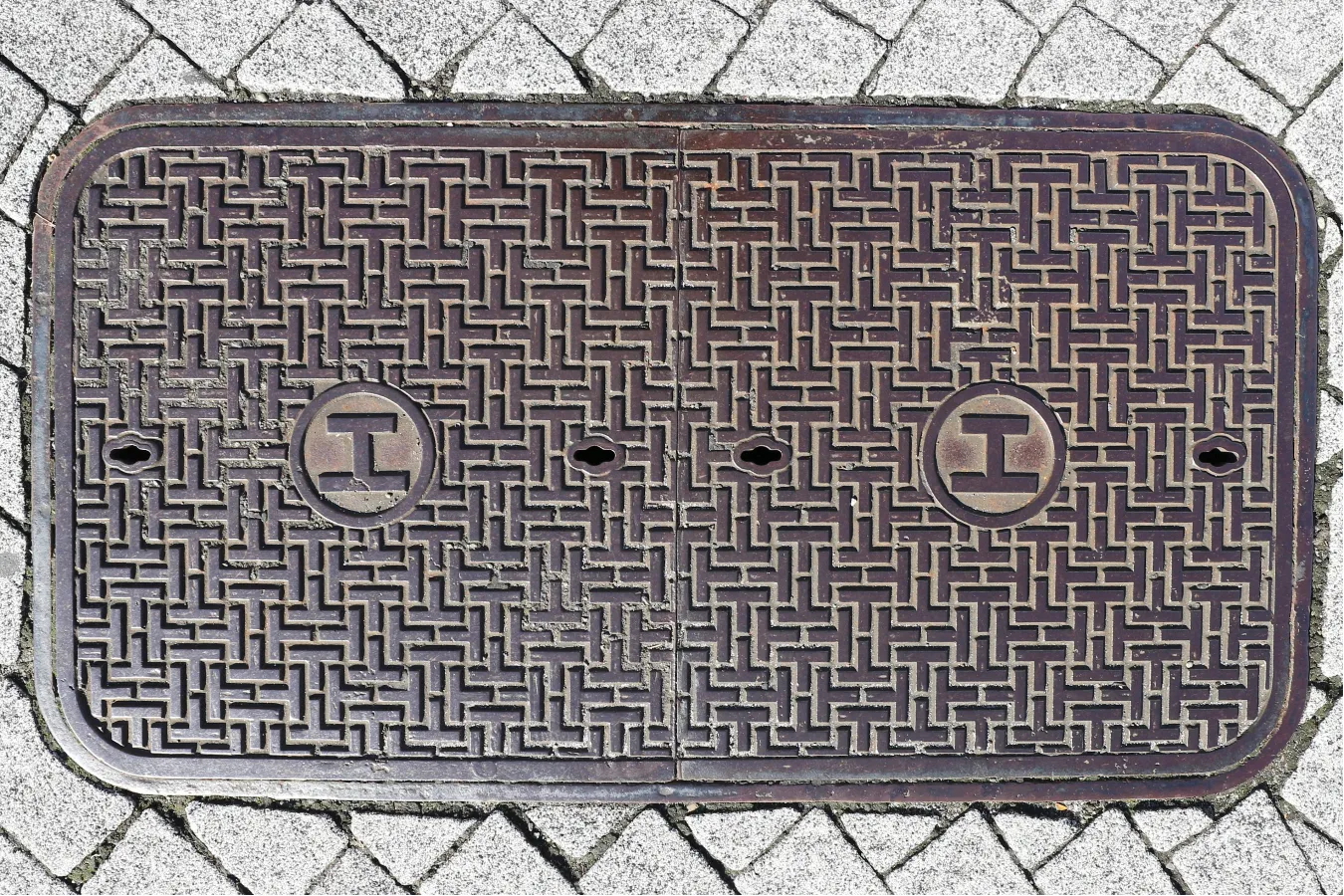 ▲国鉄を示す「工」の字のマークが入った蓋