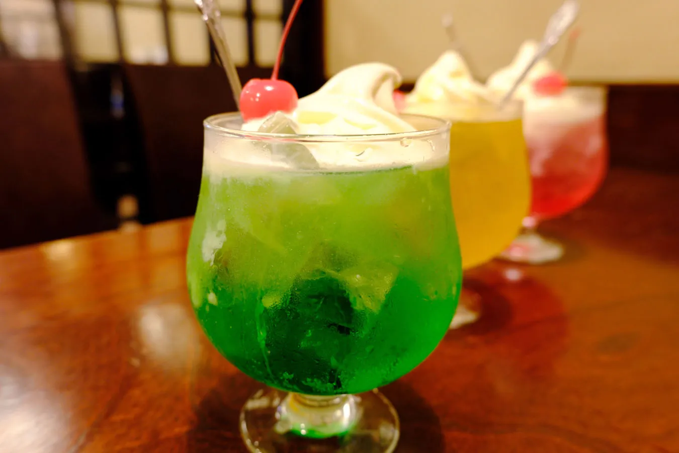 ▲手前から「メロンクリームソーダ」「あんずクリームソーダ」「レッドベリーソーダ」（各900円）
