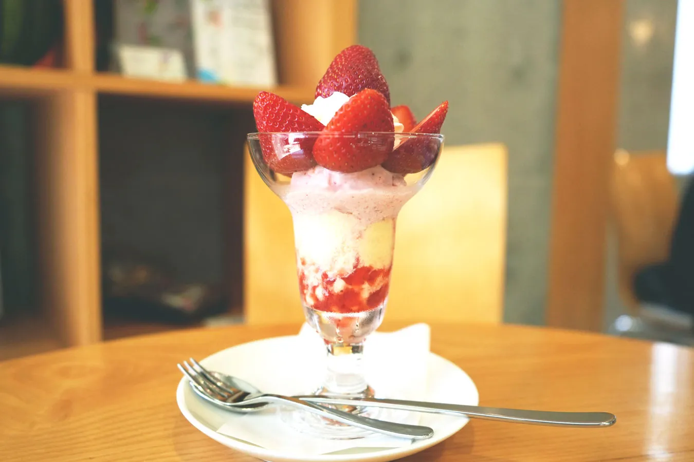 ▲山形苺屋佐藤さんの夏いちご（サマーティアラ）のパフェ（1,800円）※季節限定