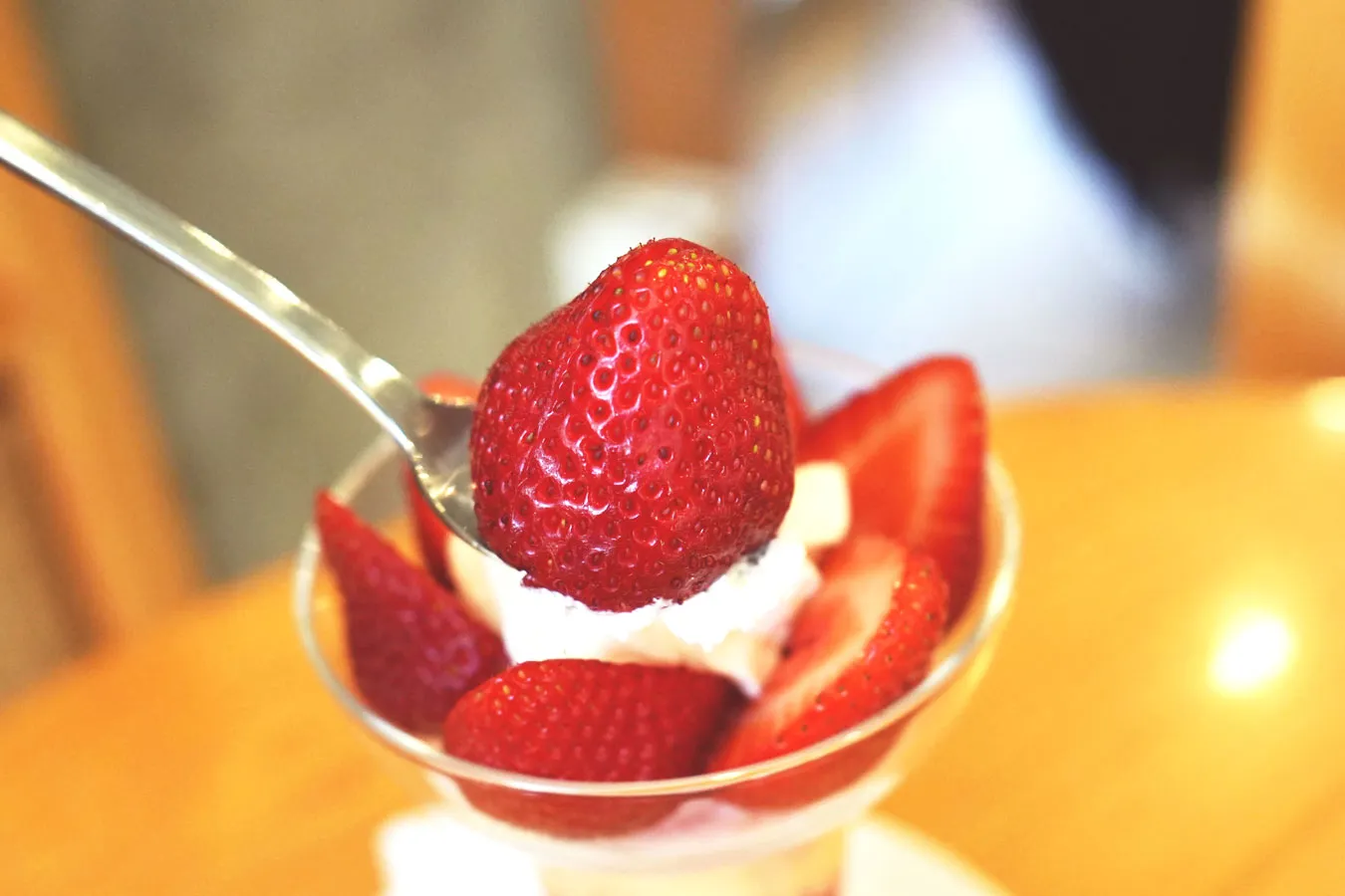 ▲山形苺屋佐藤さんの夏いちご（サマーティアラ）のパフェ（1,800円）※季節限定