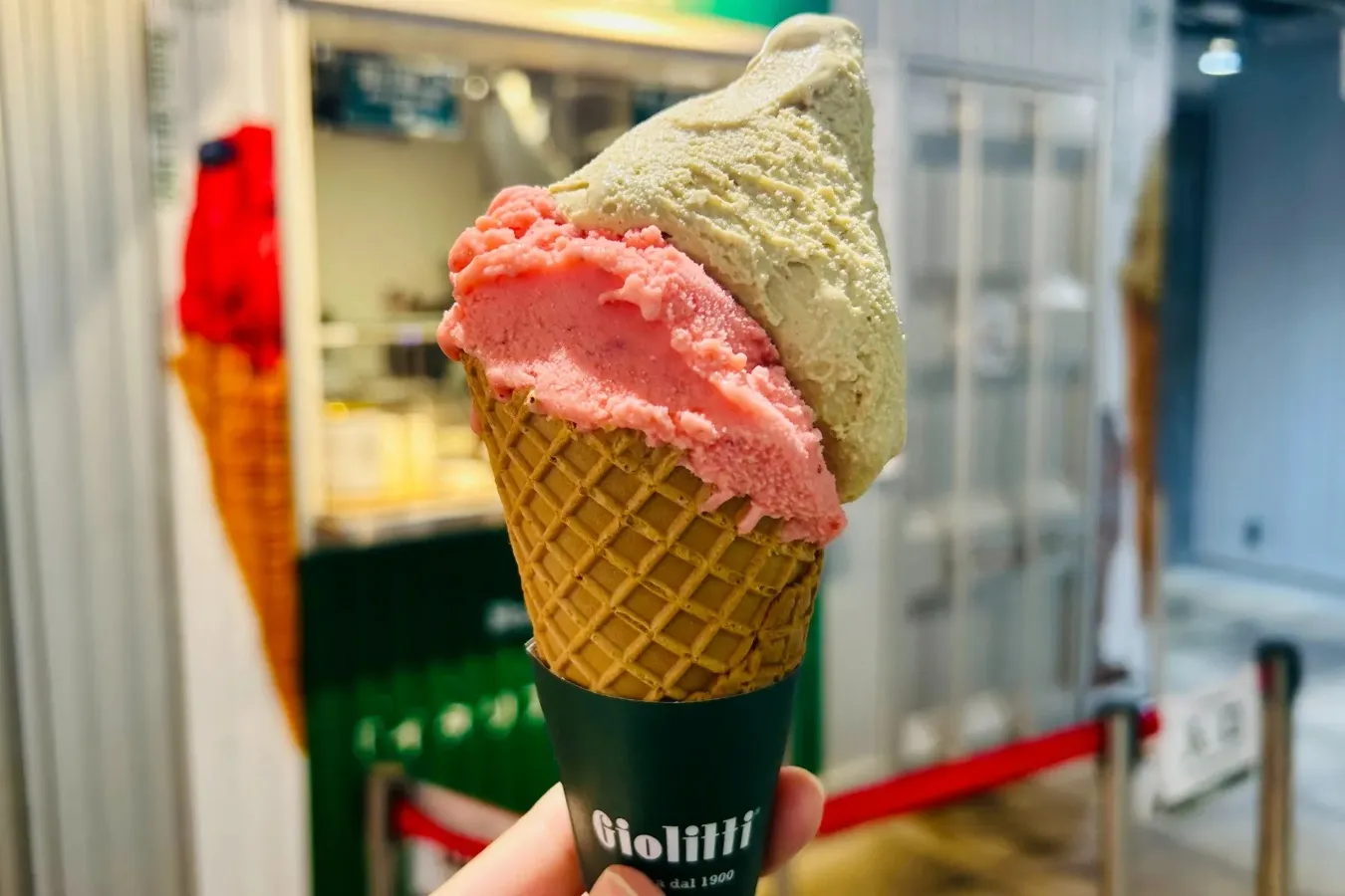 ▲Giolitti 東急プラザ原宿ハラカド 下側から「イチゴ」「ピスタチオ」※2フレーバーコーン（撮影：レッツエンジョイ東京編集部）