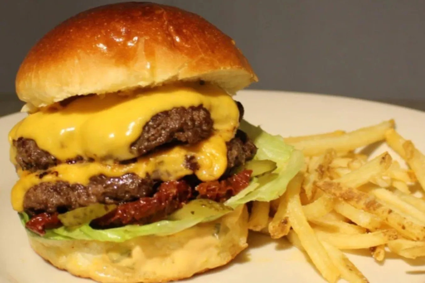 黒毛和牛100%の“贅沢バーガー”「ワイズ キッチン」が麻布十番にオープン_1294867