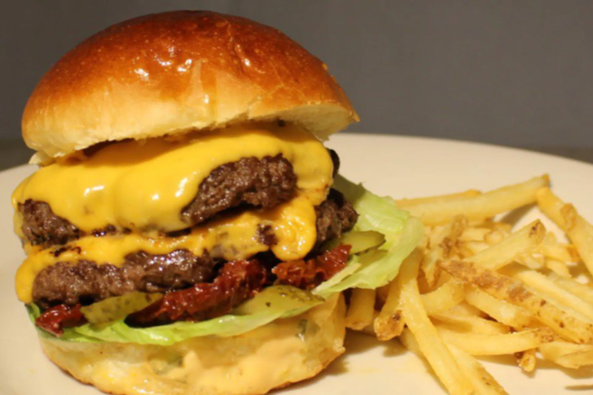 黒毛和牛100%の“贅沢バーガー”「ワイズ キッチン」が麻布十番にオープン