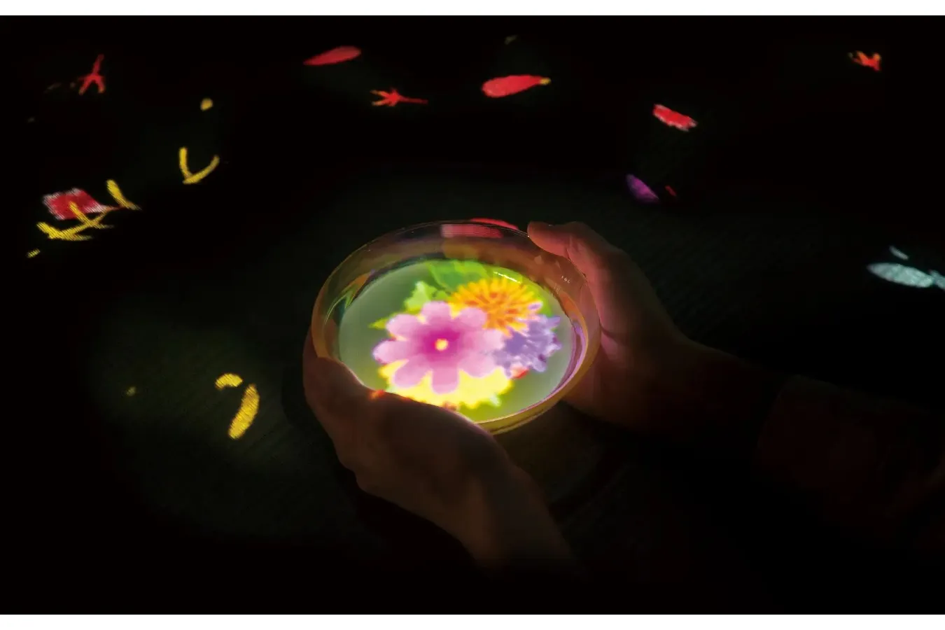 ▲チームラボ《小さきものの中にある無限の宇宙に咲く花々》© チームラボ