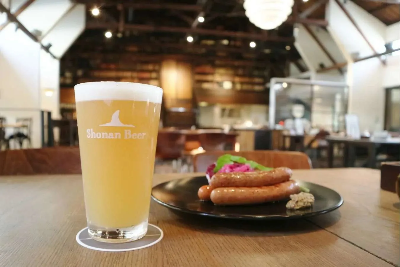 ▲「ヘイジーIPA」（左）と「特製！熊澤厳選豚のソーセージ3種」（右）