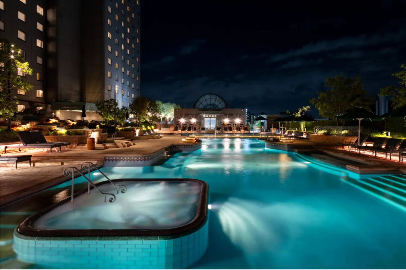 ▲ガーデンプール（夜）