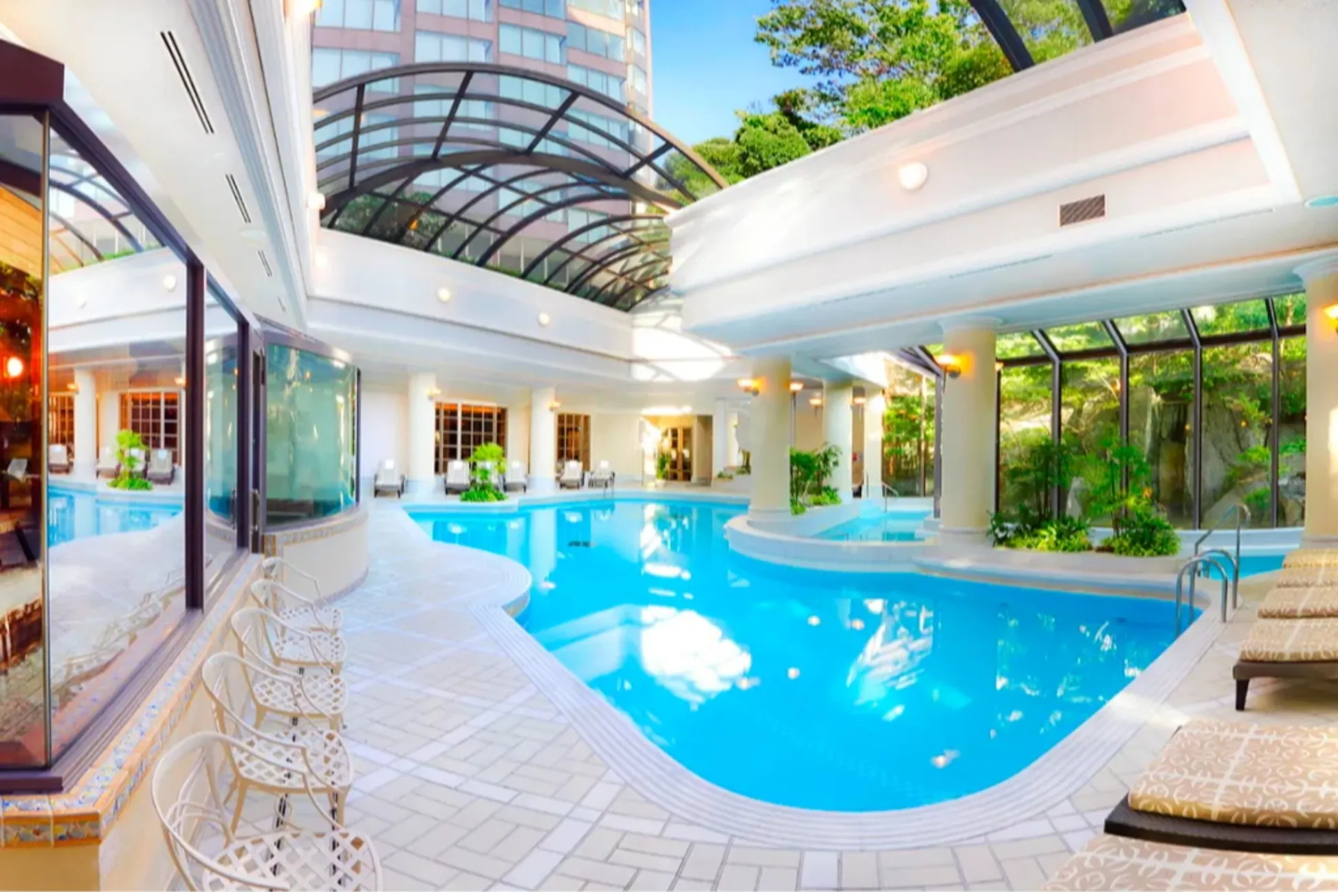 都内のホテルプール5選！非日常を楽しめる屋内・屋外の人気プール